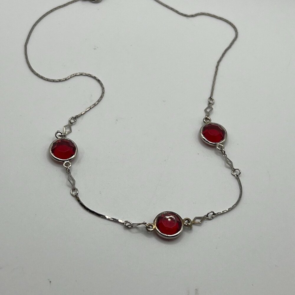 😎LAST CHANCE! $5/OR OFFERS CONSIDEREDSilver Tone Garnet colour gem necklace 16”
